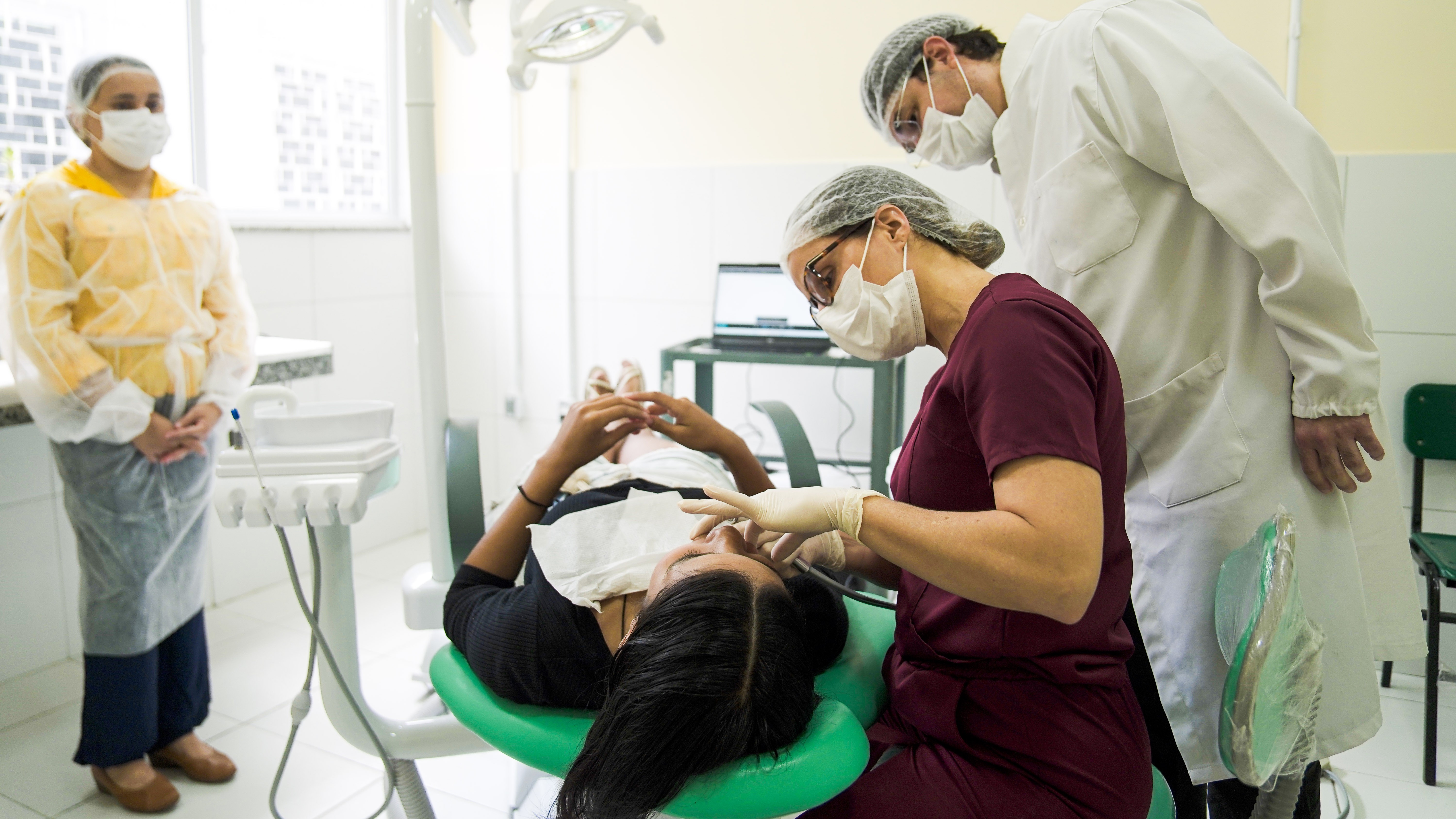 Atendimento odontológico num posto de saúde
